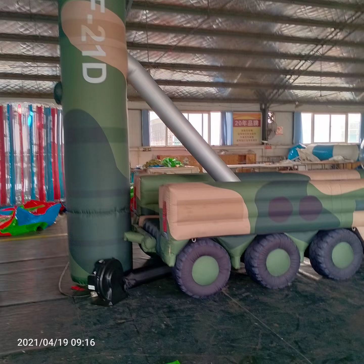 龙海军事演习中的充气目标车辆：模拟发射车雷达车坦克飞机